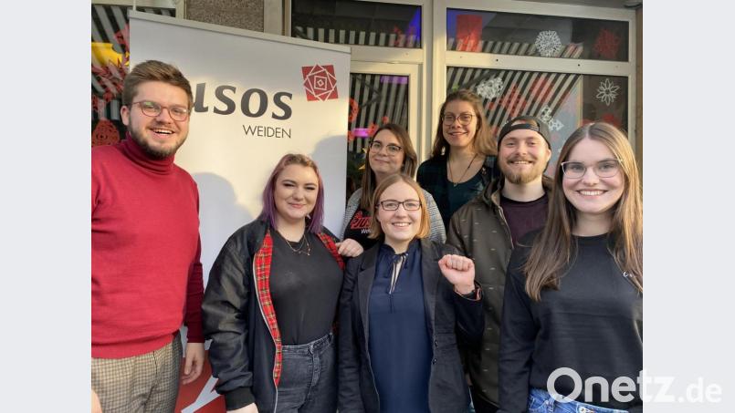 Die Jusos mit ihren Kandidaten (vorne, von links) Simon Grajer, Vanessa Herzky und Antonia Kurz stellen ihr Wahlprogramm vor. Bild: exb