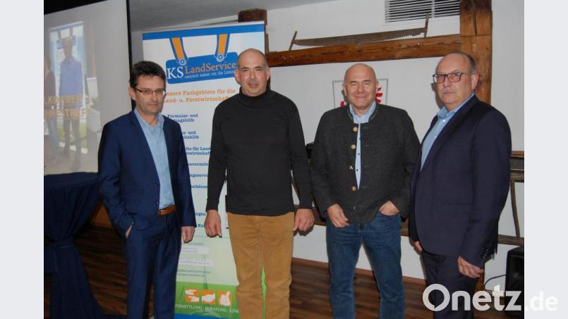 Beim Jahrestreff des KS-LandService gibt es diverse Berichte der beiden Geschäftsführer Karl Kiesl (links) und Martin Stauber (rechts) sowie landwirtschaftliche Referate von Peter Singer (Zweiter von links) und Kurt Herbinger (Zweiter von rechts). Bild: sm