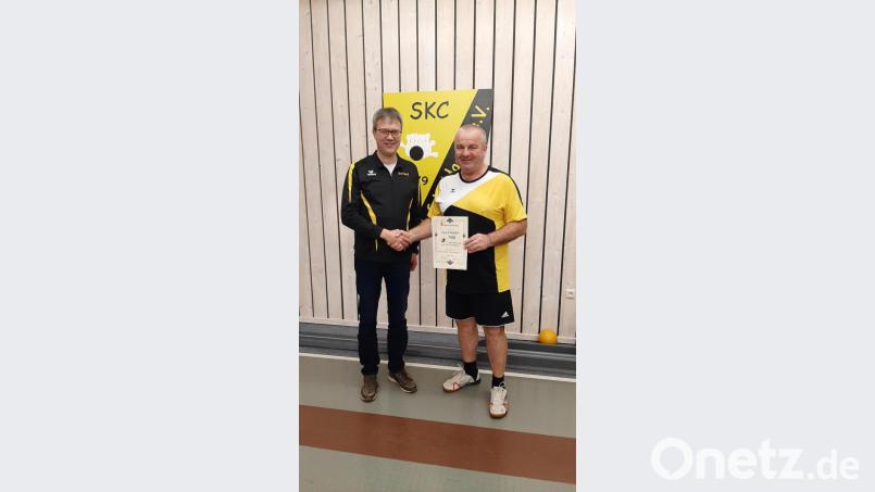 Bürgermeister Josef Deichl wurde für sein 500. Spiel für den SKC Schmidgaden geehrt. Bild: exb