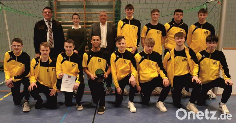 A-Junioren-Landkreismeister JFG Obere Vils 08 mit (hinten von links) Vilsecks Bürgermeister Hans-Martin Schertl sowie Sophie Ibler und Robert Graf von der Sportförderung des Landratsamtes Amberg-Sulzbach. Bild: Klaus Meier