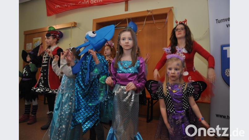 In der Unterwasserwelt der Meere geht es ganz schön bunt zu. Alles glitzert und blinkt. Die Mädchen und Buben hatten viele Ideen in den Kostümen umgesetzt. Bild: dob