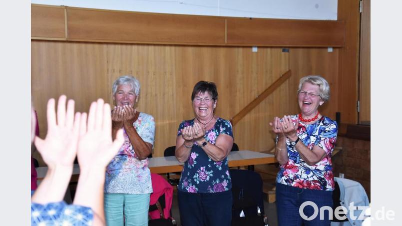 Die Teilnehmer der Lachyoga-Gruppe lachen Tränen, als sie in ihren imaginären Spiegel blicken. Bild: fuw