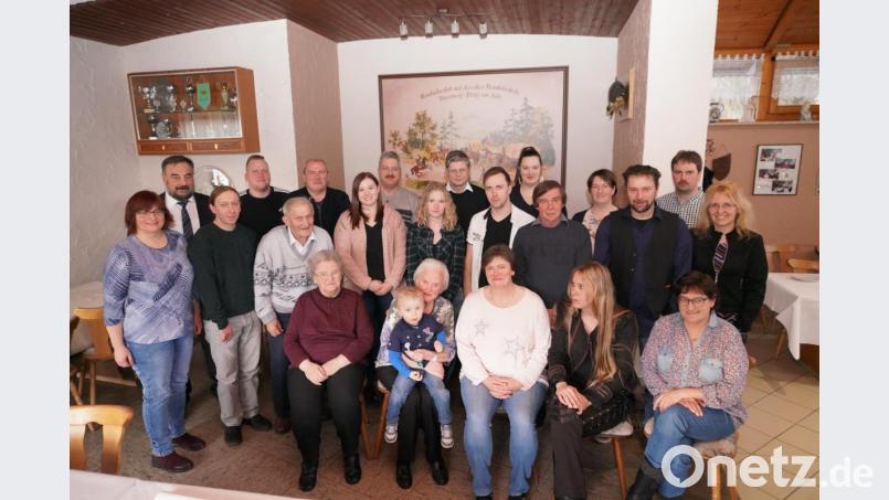 Theresia Adomat (sitzend Zweite von links mit Urenkel Leon) feiert mit ihrer Familie beim Berggasthof Schaller in Georgenberg ihren halbrunden Geburtstag Bild: fvo