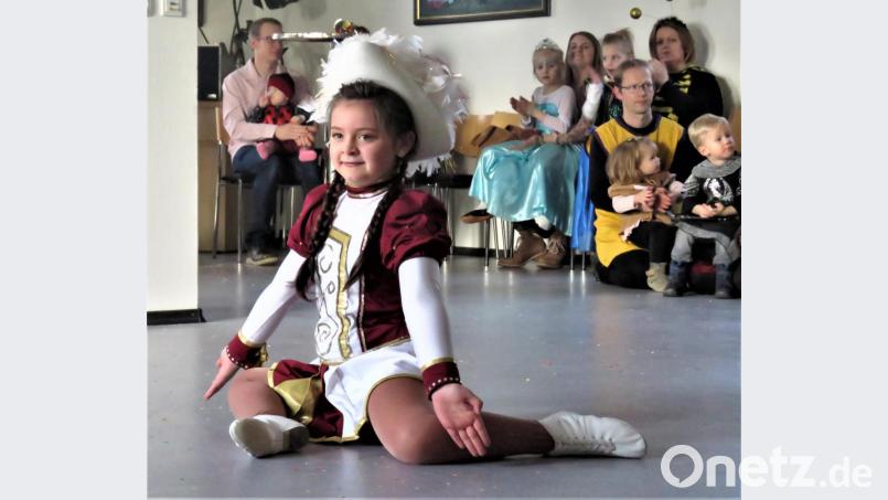 Tanzmariechen Nina zeigte den Kindern und Erwachsenen beim Kinderfasching ihr Können. Bild: ubb