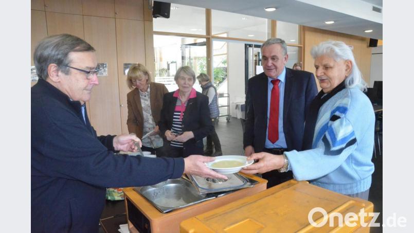 Werner Mayer (links) gibt die Mittagessen aus. Am Montag speisen auch Schirmherrin Maria Seggewiß, Adventslicht-Initiatorin Renate Freuding-Spintler und Oberbürgermeister Kurt Seggewiß mit. Bild: Kunz