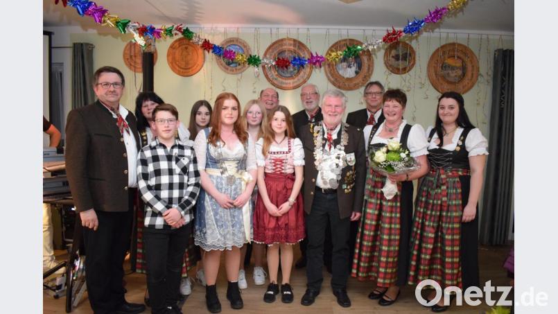 Als neuer Schützenkönig steht Peter Meier (mit Kette) an der Spitze der Schützengilde. Bei den Jugendlichen sicherte sich Kerstin Winter (vorne Dritte von links) die Königskette. Alle weiteren Preisträger wurden von Schützenmeister Martin Wolf (links) ausgezeichnet. Bild: bnr
