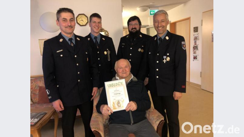 Freudestrahlend nimmt der 93-jährige Willi Bäuml im BRK-Seniorenzentrum Eschenbach die Ehrung für seine 77-jährige Mitgliedschaft bei der Feuer Speinshart entgegen. Es gratulieren zweiter Vorsitzender Wolfgang Merkl, Kommandant Christian Höllerl, Adjutant Andreas Stadler und Vorsitzender Stefan Schedl (von links). Bild: do