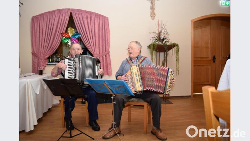 Die instrumentalen Begleiter waren Peter Jourgens (Akkordeon) und Sepp Baumer (Diatonische). Bild: bnr