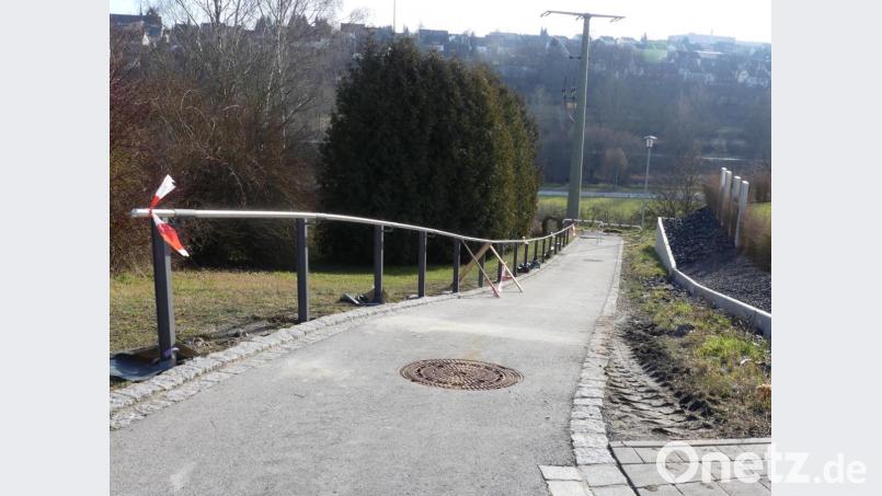 Zwischen Rosenweg und Sommerleitenweg hat der der Bauhof einen Handlauf angebracht. Bild: rn