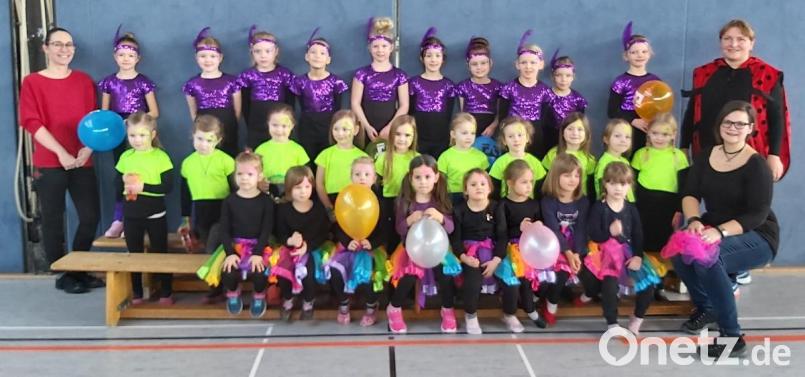 Zu flotter Pop-Musik wirbelten (von unten) die Twinkle Dancers, die Freaky Dancers und die Funky Dancers über den Hallenboden. Mit im Bild ihre Trainerinnen Daniela Ruder (links) und Melanie Renner und VHS-Geschäftsführerin Angelika Denk (rechts) Bild: rn