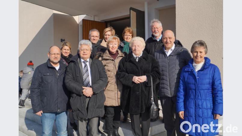 Das Mozartquartett unter der Leitung von Josef Zaglmann (vorne, Zweiter von links) huldigt beim Gottesdienst mit der &quot;Missa brevis in G&quot; nicht nur dem großen Komponisten, sondern gratuliert anschließend auch noch Maria Kick (vorne, Dritte von rechts) zum 90. Geburtstag mit einem Ständchen. Bild: du