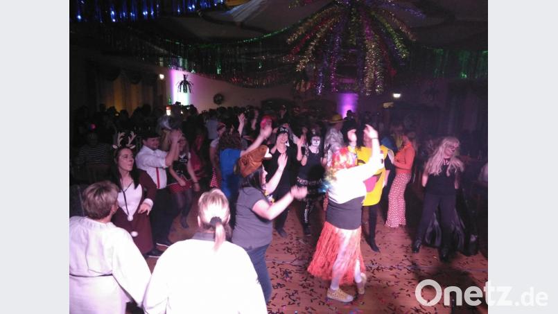 Beste Stimmung herrschte am Samstagabend bei der Premiere vom &quot;Fasching am Tännesberg&quot;. Bild: rfi