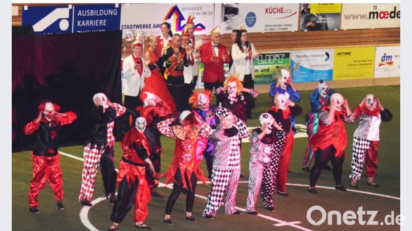 Clownnummer beim Auftritt der Faschingsgesellschaft Knappnesia in der Kunstrasenarena. Bild: no