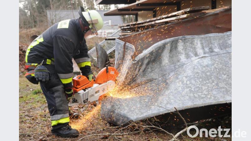 Mit dem Trennschleifer zerlegten die Spezialisten die Trümmer. Bild: Joachim Gebhardt