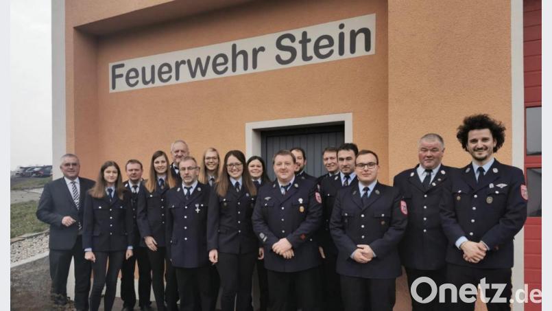 Christian Schmid und Lisa Demleitner (Bildmitte vorne) führen die nächsten drei Jahre die Feuerwehr Stein als Vorsitzende. Bürgermeister Richard Tischler (rechts im Bild) gratulierte auch im Namen der Stadt Pfreimd. Bild: slh