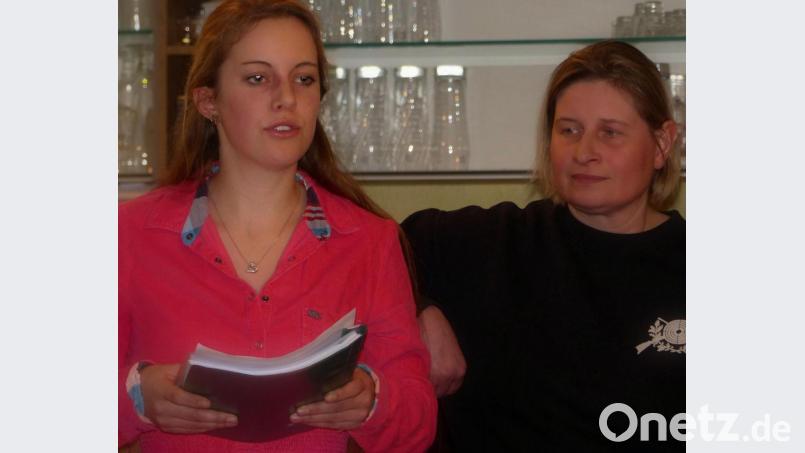 Ihren ersten Bericht als Kassiererin gab in der Hauptversammlung des Schützenvereins Eichenlaub Franziska Götz ab. Schützenmeisterin Claudia Schreglmann konnte mit den vorgetragenen Zahlen sehr zufrieden sein. Bild: lgc