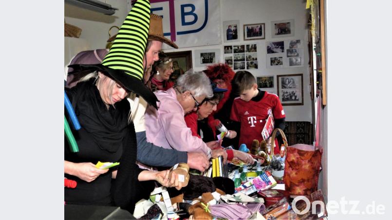 An der großen Tombola konnten die Gäste aus 500 Gewinnen ihren gewonnen Preis heraussuchen. Bild: ubb