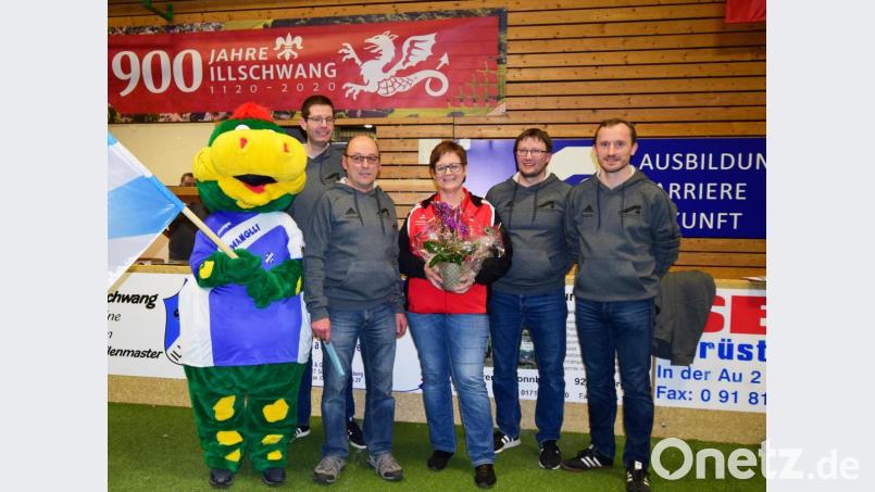 Ein Mann der ersten Masters-Stunde verabschiedet sich (von links): Florian Roth (Organisationsteam), Helmut und Irene Kopp, Holger Kellner (Organisationsteam), Vorsitzender Martin Luber. Bild: no