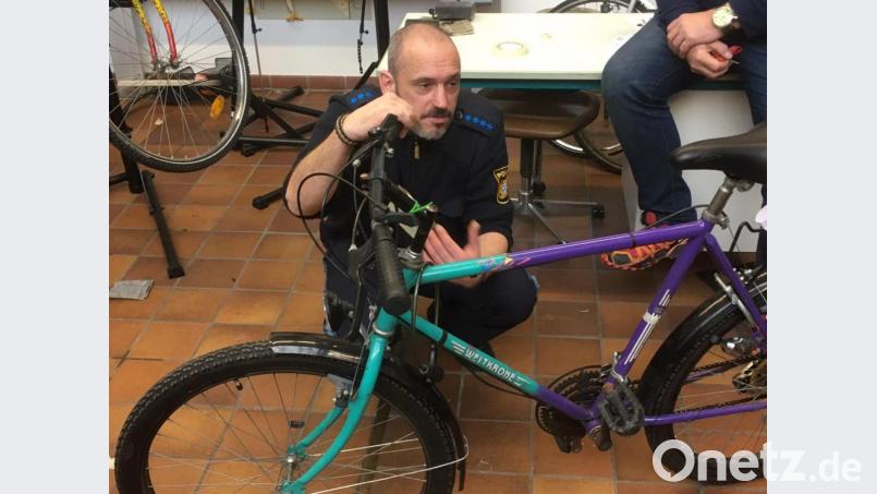 Die Berufsschüler machen die Räder fit für den Straßenverkehr. Bild: exb