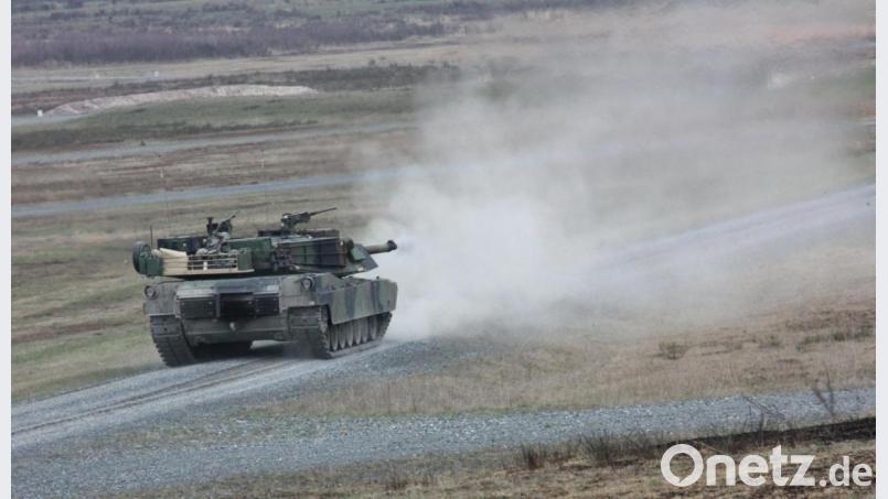 Ein Panzer rollt über die Schießbahn auf dem amerikanischen Truppenübungsplatz Grafenwöhr. Bild: mor