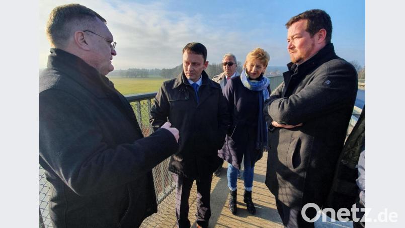 Unten brettert der Verkehr über die A93 bei Rothenstadt, oben diskutieren (von links) der Präsident der Autobahndirektion Nordbayern, Reinhard Pirner, mit Bürgermeister Jens Meyer und Abgeordneter Uli Grötsch (rechts) über Lärmschutz. Bild: exb
