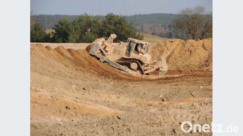 Ein Bulldozer schüttet während einer Übung in Grafenwöhr (Kreis Neustadt/WN) einen Erdwall auf. Baumaschinen für den Ausbau können noch nicht rollen, weil die Zustimmung des Kongresses fehlt. Bild: Capt. Malcolm Rios/US-Armee