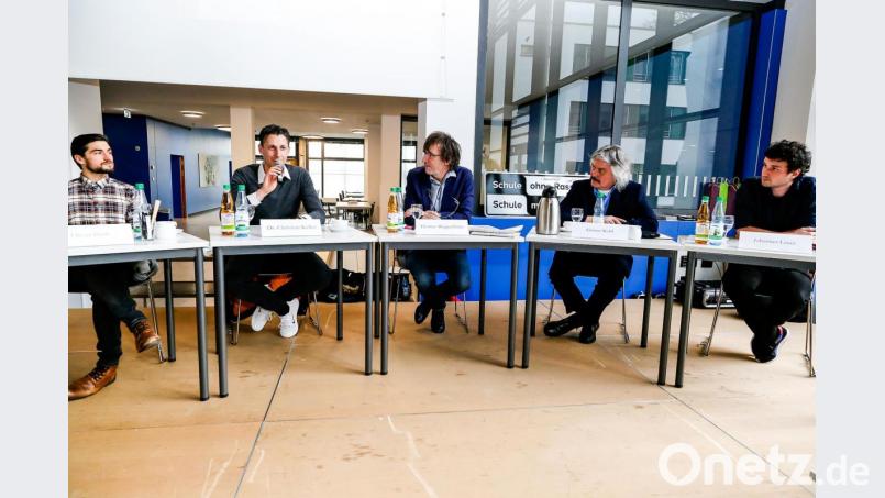 &quot;Fußball und Rassismus&quot; war das Thema der Podiumsdiskussion mit Jahn-Spieler Oliver Hein (von links), Jahn-Geschäftsführer Christian Keller, Moderator Thomas Muggenthaler, Organisator und Günter Kohl und Johannes Lauer, Mitarbeiter der KZ-Gedenkstätte Flossenbürg. Über 150 Schüler des Beruflichen Schulzentrums Oskar-von-Miller hörten in der Aula zu. Bild: Hösamer