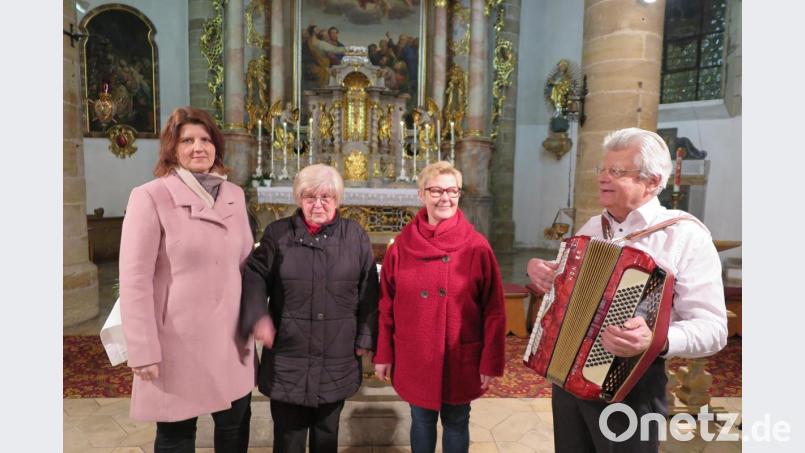 Die Sängerinnen Sonja Sporrer, Monika Fink und Sieglinde Wick hatten mit Josef Zaglmann (von links) die „Deutsche Bauernmesse“ von Annette Thoma einstudiert Bild: jzk