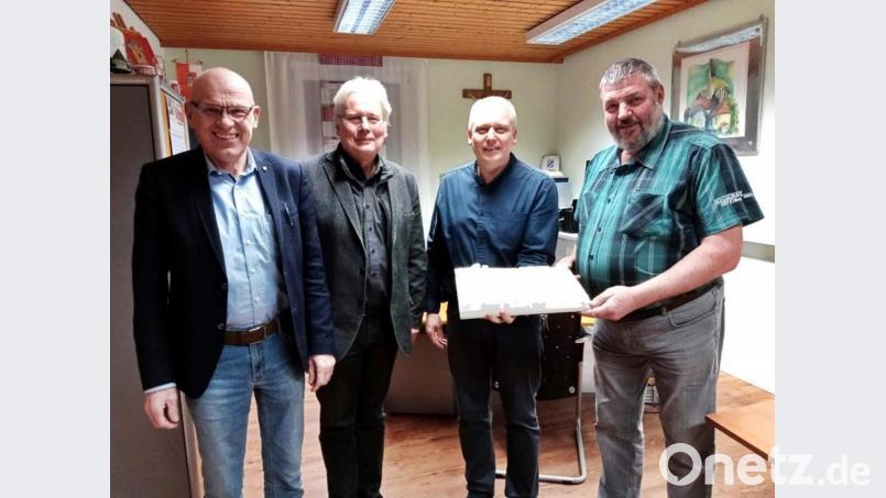 Sie stellen die Pläne für die neue Schule in Kirchenthumbach vor: Dritter Bürgermeister Werner Trenz (von links), Verfahrensbetreuer Reinhard Pfab, Erster Bürgermeister Jürgen Kürzinger und Zweiter Bürgermeister Josef Schreglmann. Bild: jma