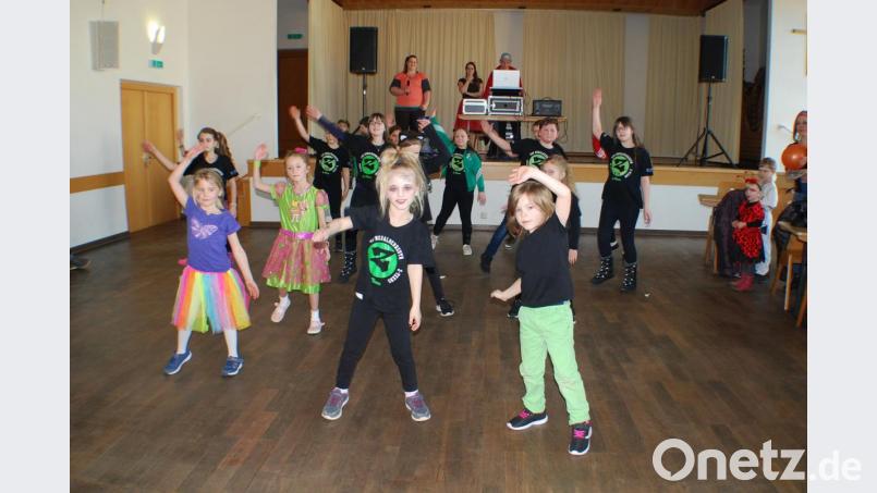 Die Zumba-Kids des TSV begeisterten wieder mit ihrem Können. Bild: enz