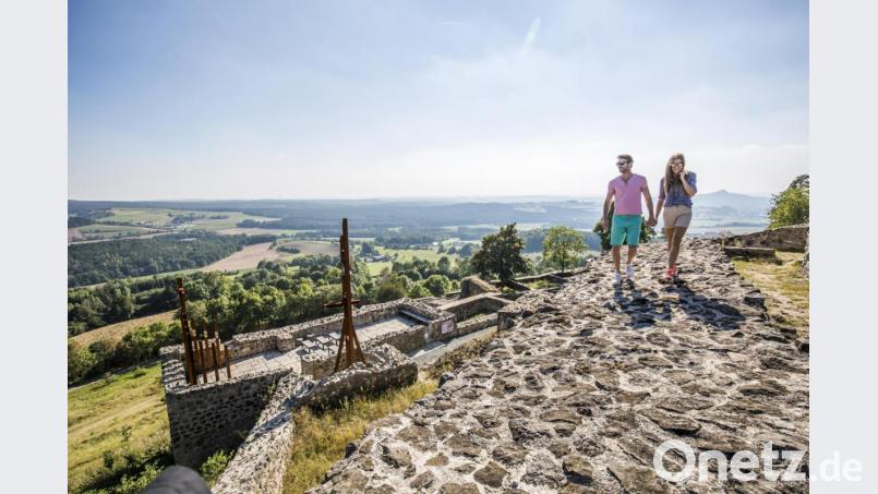 Die Burgruine Waldeck und der Essbare Wildpflanzenpark gehören zu den größten Anziehungspunkten der Region. Bild: Thomas Kujat, Tourismuszentrum Oberpfälzer Wald/exb