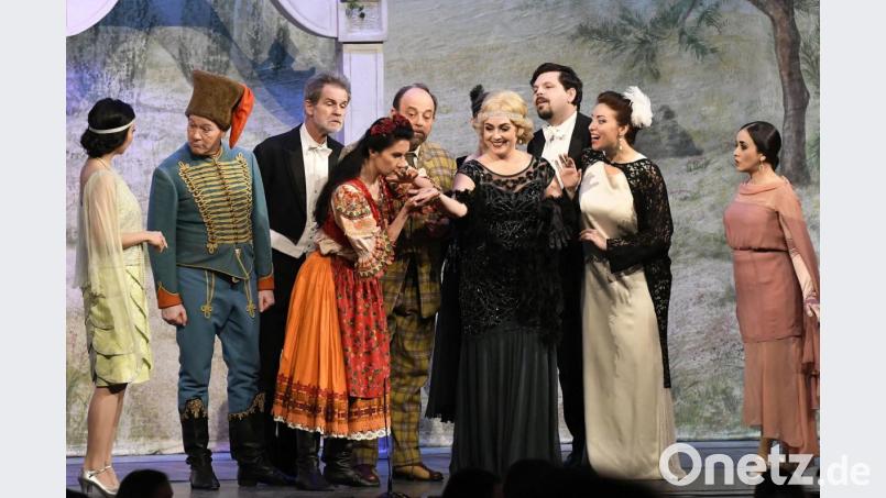 Gut besucht war die Inszenierung „Die Gräfin Mariza“ im ACC in Amberg. Für die Aufführung gab es großen Applaus. Bild: Petra Hartl