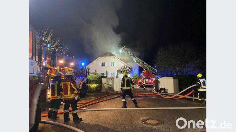 Die Einsatzkräfte vor Ort beim Feuer in Tegernheim. Bild: Alexander Auer