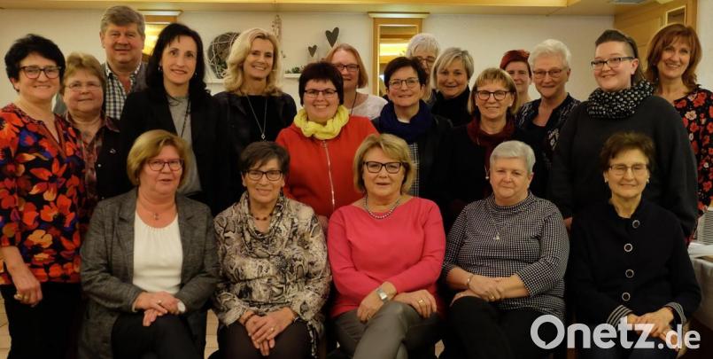 Eine der liebsten Tätigkeiten eines jeden Vereinsvorsitzenden ist es langjährige Mitglieder zu ehren. FU-Vorsitzende Renate Müller (sitzend links) darf bei der Jahreshauptversammlung 13 Frauen für ihre langjährige Treue beglückwünschen. Bild: wlr