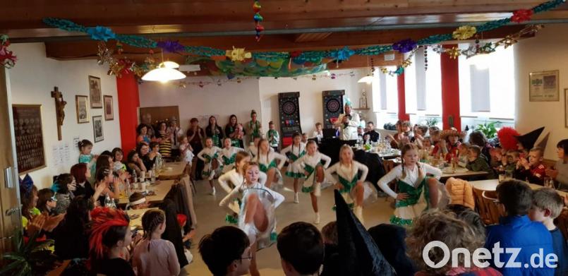Beim Kinderfasching in Dießfurt war das Sportheim am Samstagnachmittag wieder bis auf den letzten Platz gefüllt. Bild: fs