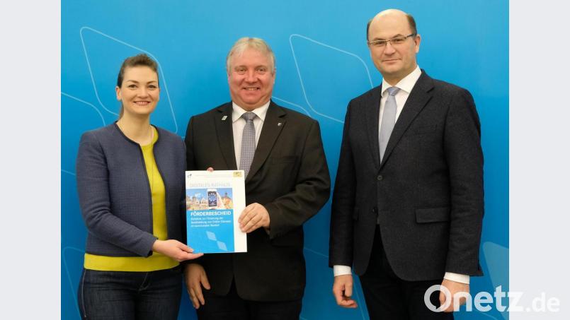 Gemeinsam mit Finanzminister Albert Füracker (rechts) überreichte Digitalministerin Judith Gerlach den Förderbescheid „Digitales Rathaus“ an Bürgermeister Markus Dollacker (von links). Bild: sön