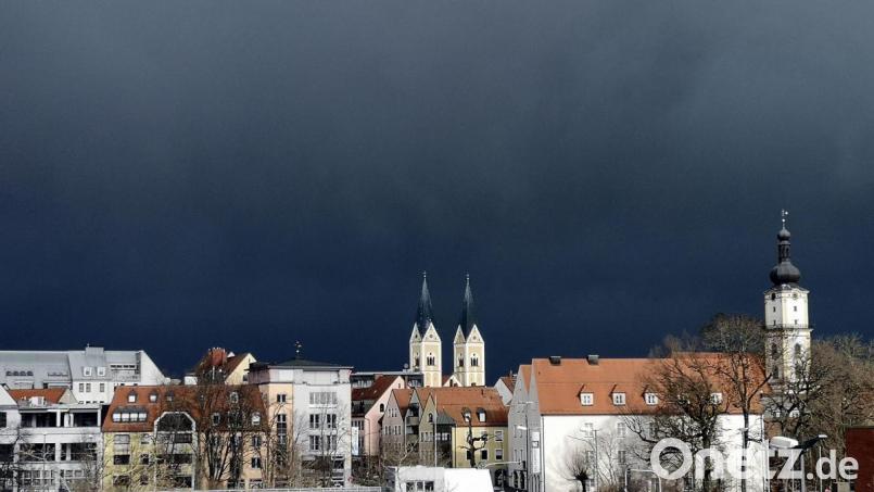 Kurz vor Mittag verdunkelte Sturmtief &quot;Sabine&quot; erneut den Himmel über Weiden. Die Gewitterzelle kam von Tirschenreuth und sorgte für einige Einsätze. Archivbild: Samara Klier