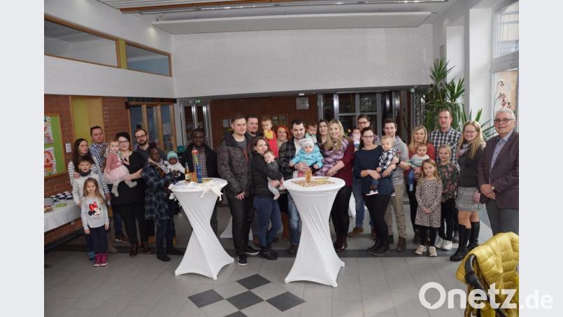 An neun Eltern und ihre Neugeborenen überreichte Zweiter Bürgermeister Josef Hecht (rechts) bei einem Empfang in der Schulaula unter anderem das Begrüßungsgeld der Gemeinde. Bild: bkr