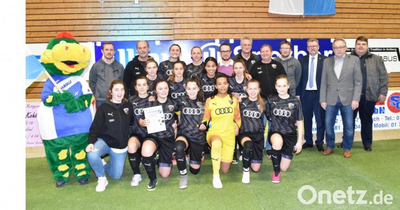 Die Siegermannschaft der B-Juniorinnen stellt der FC Ingolstadt 04. Mit im Bild das Organisationsteam, Hauptsponsor Christoph Sperber (hinten, Siebter von rechts) sowie (von rechts) Illschwangs Bürgermeister Dieter Dehling, stellvertretender Landrat Hans Kummert und Sulzbach-Rosenbergs Bürgermeister Michael Göth. Bild: no