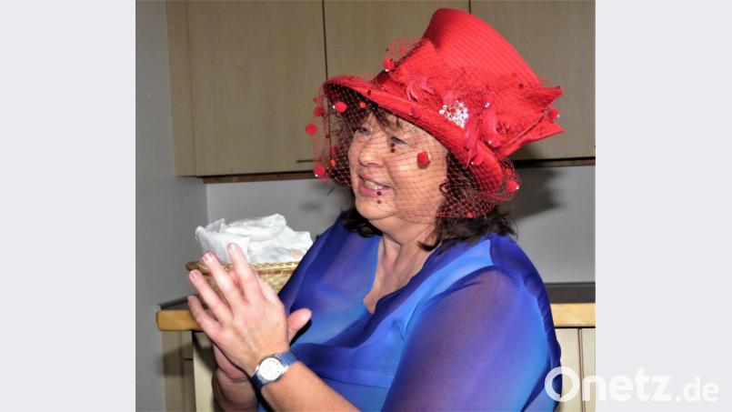 Olga Luft machte die Gaudi mit und trug einen knallroten Hut. Bild: ubb