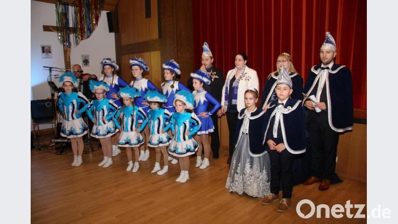 Einen Besuch stattete auch die Faschingsgesellschaft Weiß-Blau dem Kaffeekranzl ab, um die Prinzen und Prinzessinnen samt Gefolge vorzustellen. Bild: wro