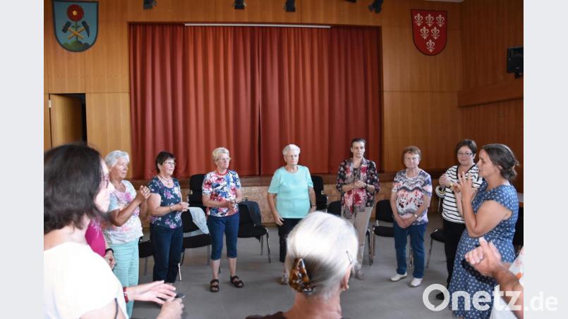 „Wenn man lacht, erreicht man eine Ebene jenseits des Denkens“, weiß Lachyoga-Trainerin Regina Machander (rechts, blaues Kleid). Bild: fuw