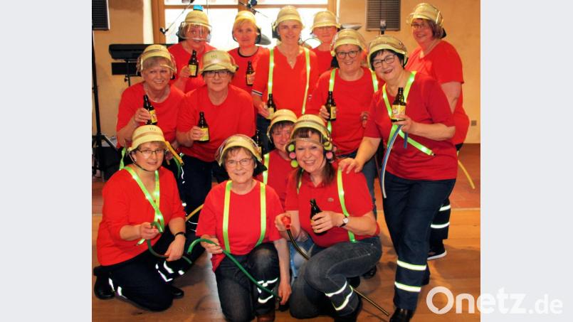 Die „Frauenpower-Ruckzuck-Feierwehr“ hat beim Frauenbund-Fasching viel zu erzählen und zeigt auch gleich, was sie kann. Bild: bjo