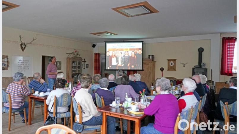 Franz Völkl (stehend links) zeigt und kommentiert die Bilder des ersten Halbjahres 2019. Bild: fvo