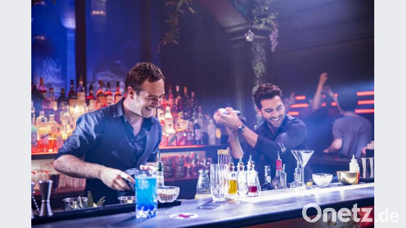 Geschüttelt und gerührt: Frederick Lau (links) als Renzo und Elyas M&#039;Barek als Milo in einer Szene des Films &quot;Nightlife&quot;. Bild: Warner Bros. Ent./dpa