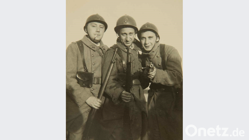 Léon Poliakov (Mitte) als französischer Soldat 1939. Bild: exb