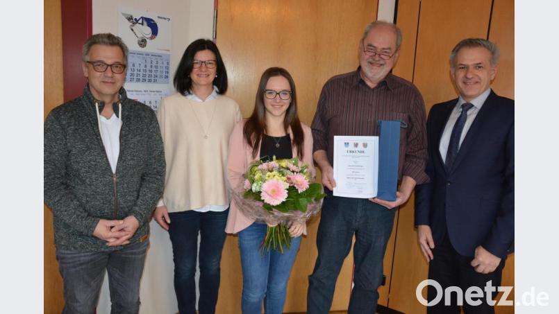 Auszeichnungen erhielten Albrecht Ernstberger (Zweiter von rechts) für 40-jährige Tätigkeit im öffentlichen Dienst und Luisa Kamm (Mitte) für die erfolgreiche Fortbildung zur Verwaltungsfachwirtin. Den beiden Mitarbeitern der VG Mitterteich gratulierten Bürgermeister Roland Grillmeier (rechts) sowie Geschäftsstellenleiter Klaus Schüßler und Kämmerin Ursula Ockl (von links). Bild: jr