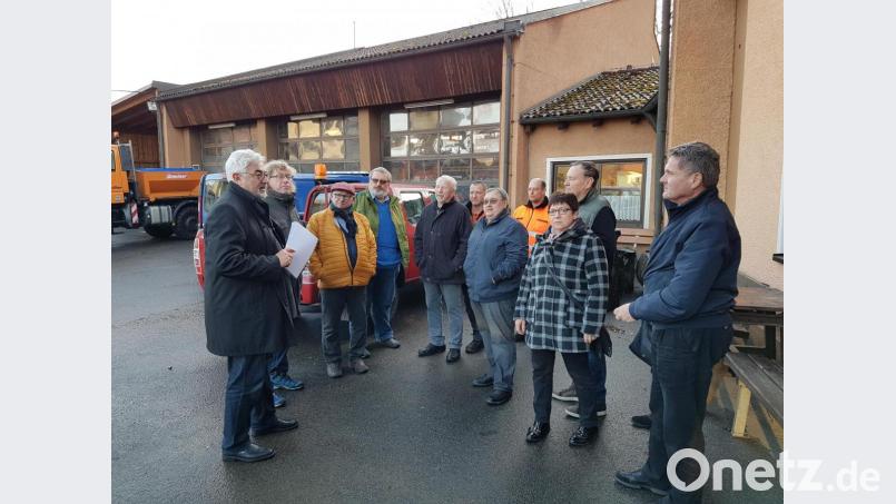 Architekt Georg Binner (rechts) und Bürgermeister Ruppert Troppmann erläutern dem Bauausschuss die geplanten Arbeiten am Bauhof. Bild: Stadt Neustadt/exb