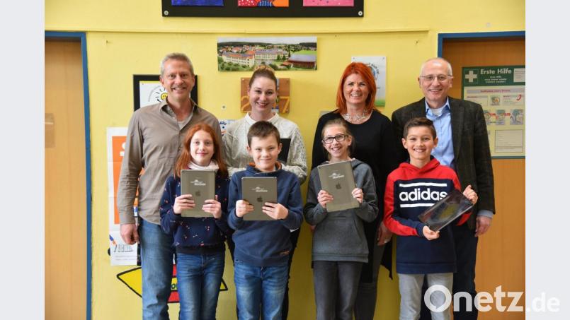Nagelneue Tablets erhält die Grund- und Hauptschule Hirschau geschenkt (hinten, von links): Konrektor Lothar Tripke, Lehrerin Larissa Bauer, Birgit Eichinger und Christoph Brenneis von der Firma Dorfner. Darüber freuen sich die Schüler der Grund- und Hauptschule in Hirschau (vorn). Bild: exb