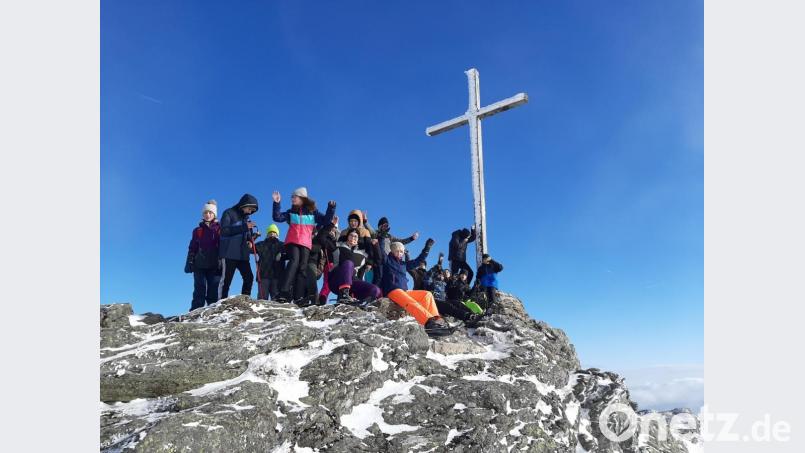 Die Neustädter Realschüler stehen stolz am Gipfelkreuz des Arbers. Die Jugendlichen verbrachten dort drei auch körperlich anstrengende Wintersporttage. Bild: exb